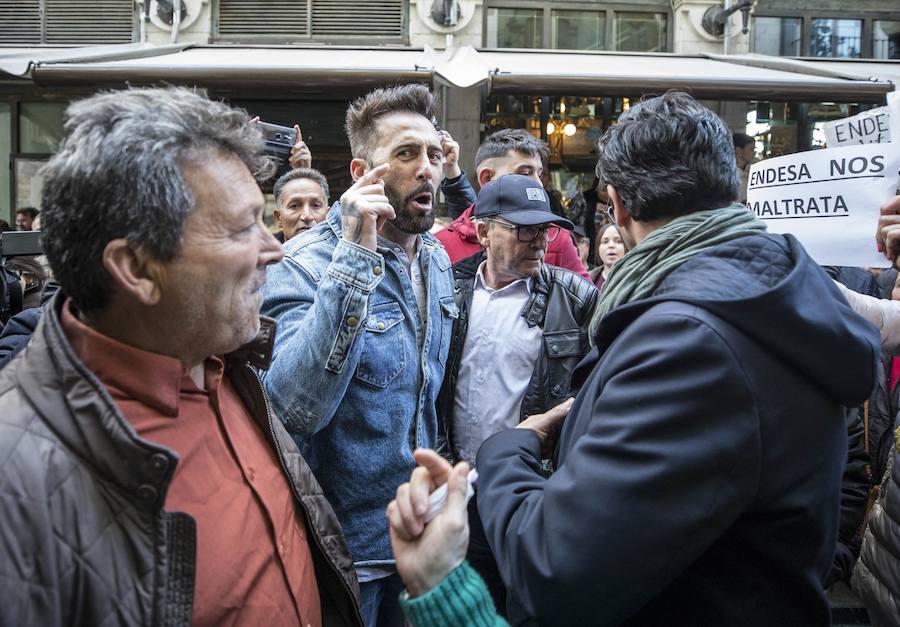 Unos 600 vecinos piden a las instituciones y la responsable de la red eléctrica que pongan solución a los problemas de suministro que sufren desde finales de 2018