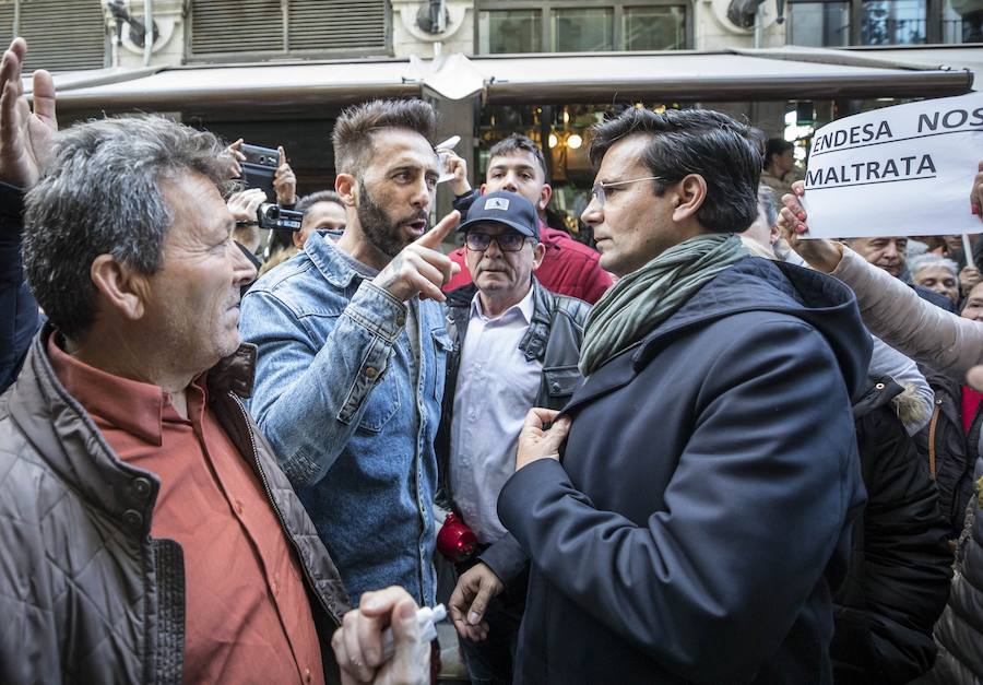 Unos 600 vecinos piden a las instituciones y la responsable de la red eléctrica que pongan solución a los problemas de suministro que sufren desde finales de 2018