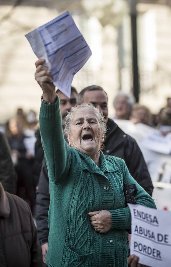 Unos 600 vecinos piden a las instituciones y la responsable de la red eléctrica que pongan solución a los problemas de suministro que sufren desde finales de 2018