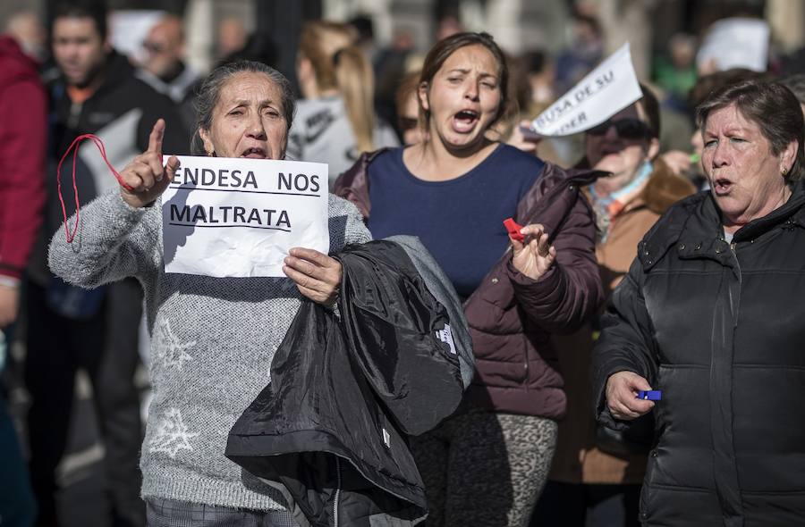 Unos 600 vecinos piden a las instituciones y la responsable de la red eléctrica que pongan solución a los problemas de suministro que sufren desde finales de 2018