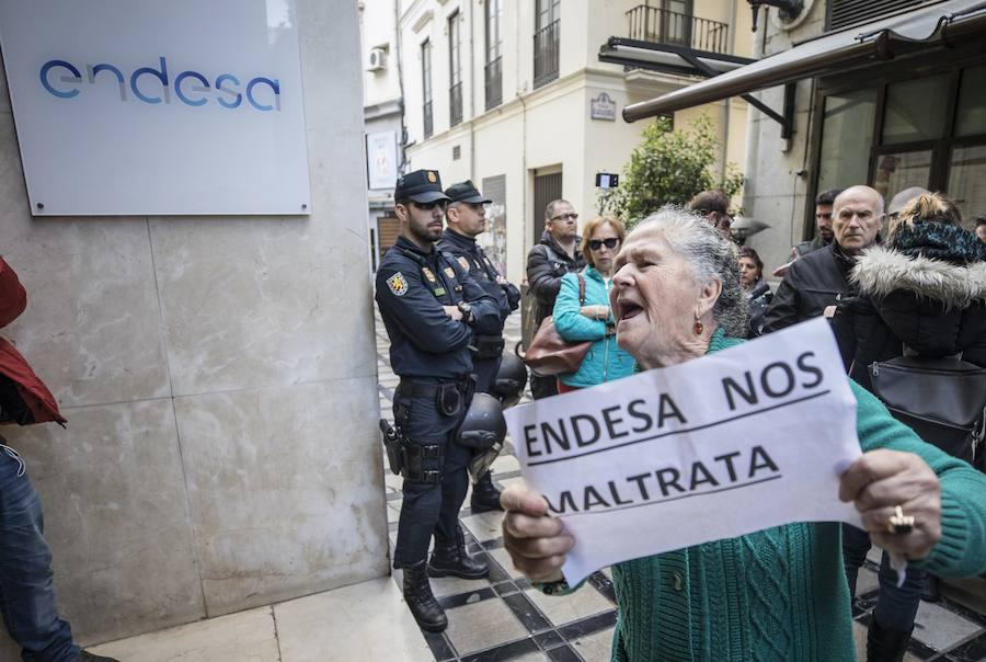 Unos 600 vecinos piden a las instituciones y la responsable de la red eléctrica que pongan solución a los problemas de suministro que sufren desde finales de 2018