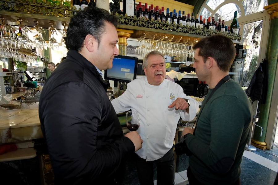 El restaurante Las Titas presentó este martes las Jornadas de cocina tradicional granadina, que cumplen su décima edición con el recuerdo de Antonio Torres. Cuidar lo de siempre y potenciar los productos de la tierra es el objetivo, tal y como explicó el promotor de la iniciativa, Pepe Torres, propietarios de Las Titas. 