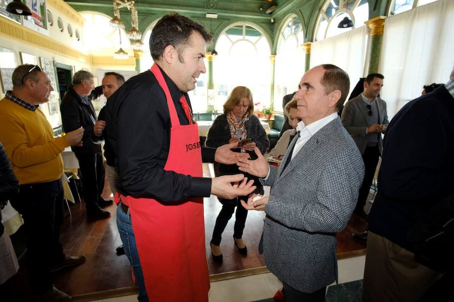 El restaurante Las Titas presentó este martes las Jornadas de cocina tradicional granadina, que cumplen su décima edición con el recuerdo de Antonio Torres. Cuidar lo de siempre y potenciar los productos de la tierra es el objetivo, tal y como explicó el promotor de la iniciativa, Pepe Torres, propietarios de Las Titas. 