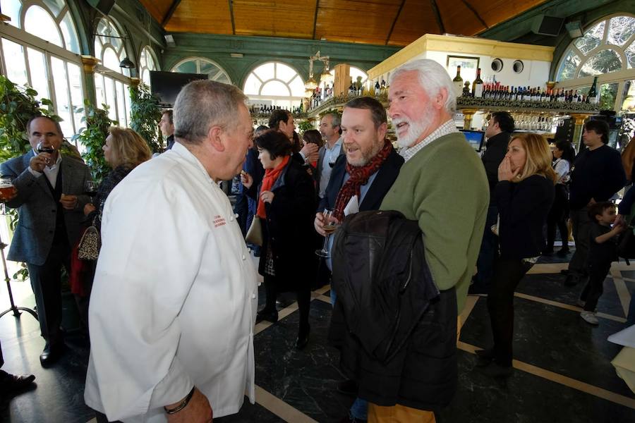 El restaurante Las Titas presentó este martes las Jornadas de cocina tradicional granadina, que cumplen su décima edición con el recuerdo de Antonio Torres. Cuidar lo de siempre y potenciar los productos de la tierra es el objetivo, tal y como explicó el promotor de la iniciativa, Pepe Torres, propietarios de Las Titas. 