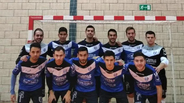 Formación de grupo del Linares Futsal en Villatorres.