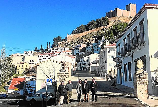 Visita de los representantes políticos de la Diputación junto a la alcaldesa Esperanza Chinchilla.