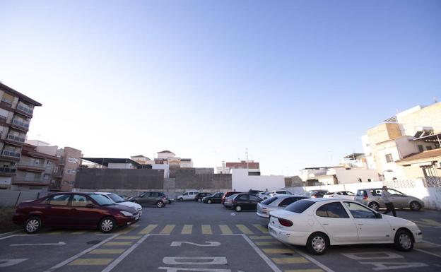 El Ayuntamiento ha habilitado el solar de la antigua estación de autobuses como aparcamiento para contrarrestar la pérdida de plazas por las obras de la calle Ancha. 