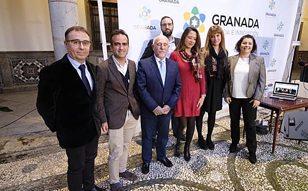 Los ponentes de la jornada de divulgación científica, en el patio del ayuntamiento de Granada 