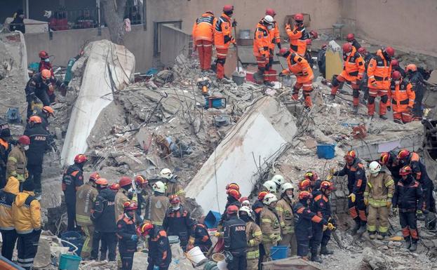 Labores de rescate en el área donde se desplomó el edificio de ocho plantas en Estambul, Turquía.