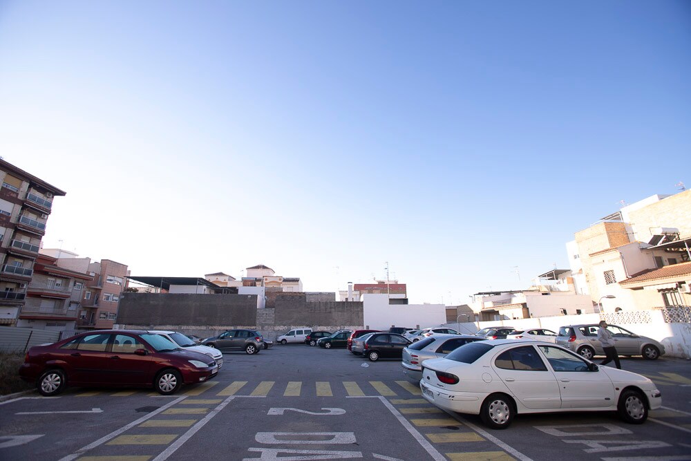 Urbanismo ha habilitado como parking el solar de la antigua estación de autobuses para compensar la falta de plazas de aparcamiento por los trabajos que mantienen la calle abierta en canal desde hace nueve meses 