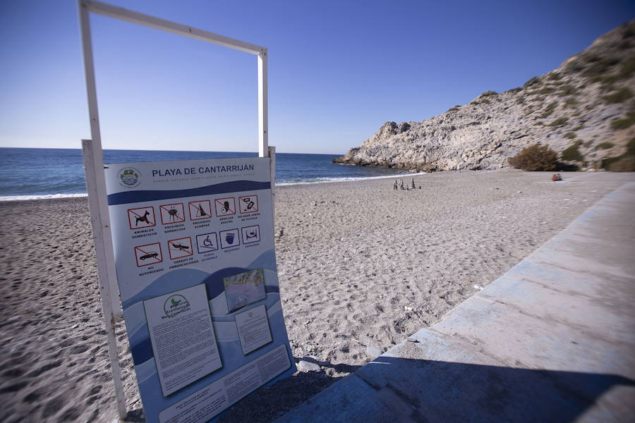 El cartel que será sustituido por otro en el que ponga que es playa de tradición nudista