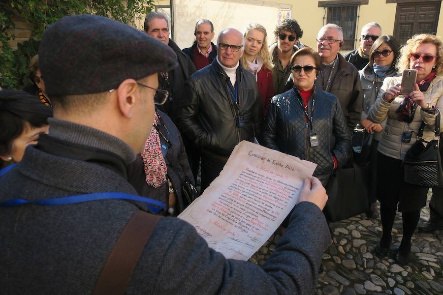 Ismael Ramos, con un pergamino original de la época del Concurso, ante el Polinario.