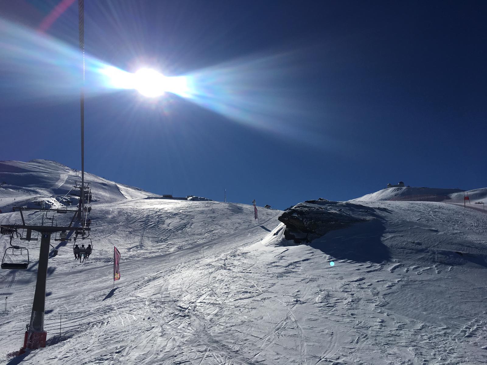 La estación de esquí presenta un aspecto inmejorable, con miles de esquiadores y algunas retenciones en la Hoya de la Mora por la gran afluencia de público.