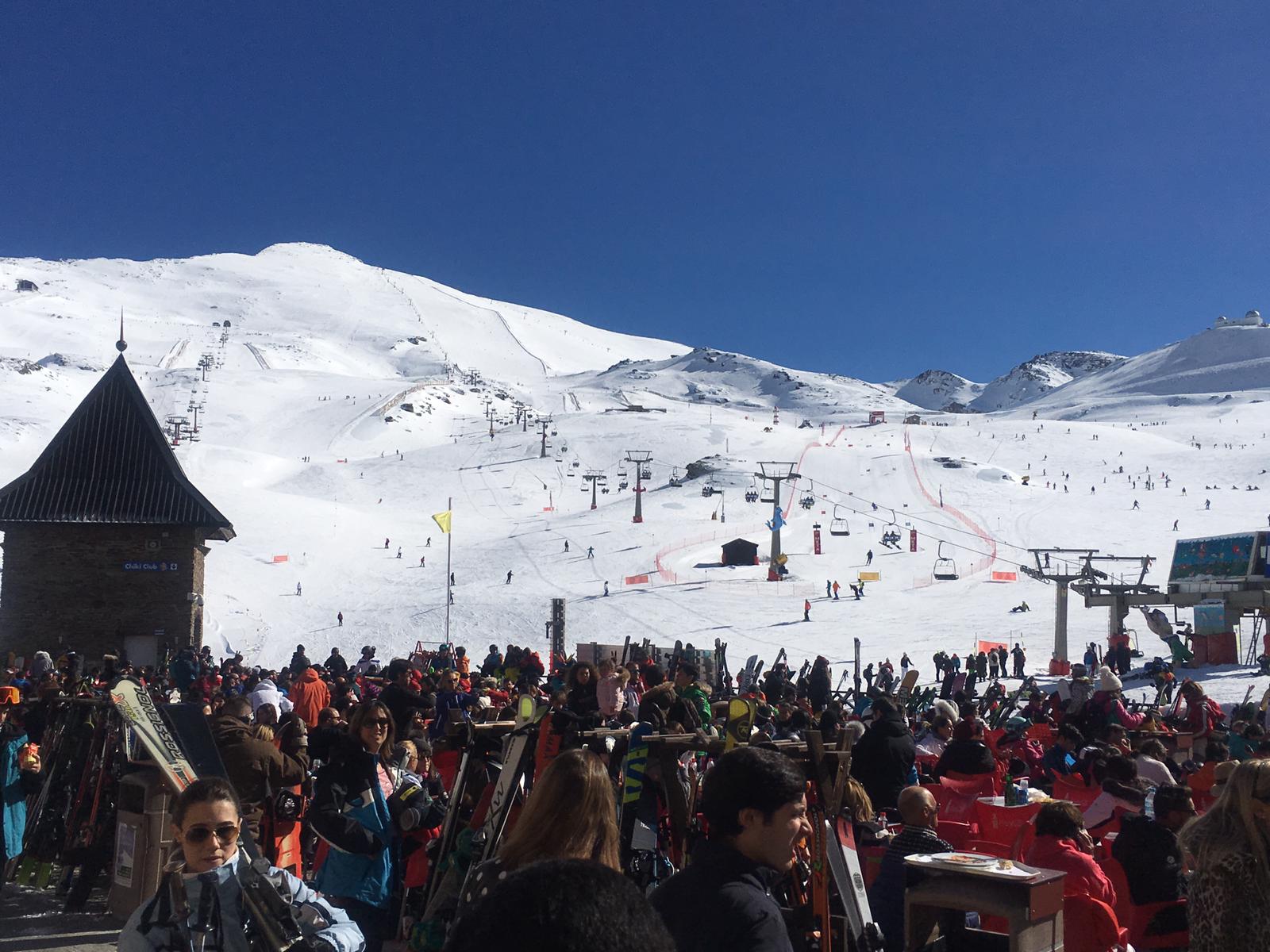 La estación de esquí presenta un aspecto inmejorable, con miles de esquiadores y algunas retenciones en la Hoya de la Mora por la gran afluencia de público.