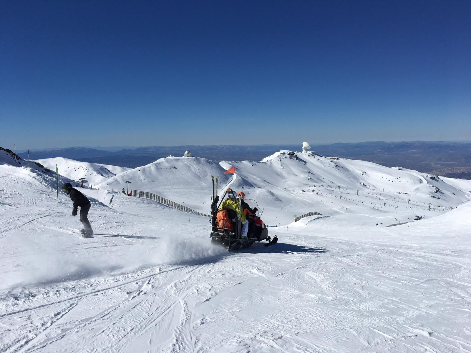 La estación de esquí presenta un aspecto inmejorable, con miles de esquiadores y algunas retenciones en la Hoya de la Mora por la gran afluencia de público.