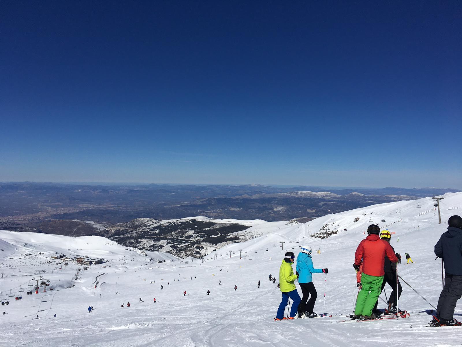 La estación de esquí presenta un aspecto inmejorable, con miles de esquiadores y algunas retenciones en la Hoya de la Mora por la gran afluencia de público.