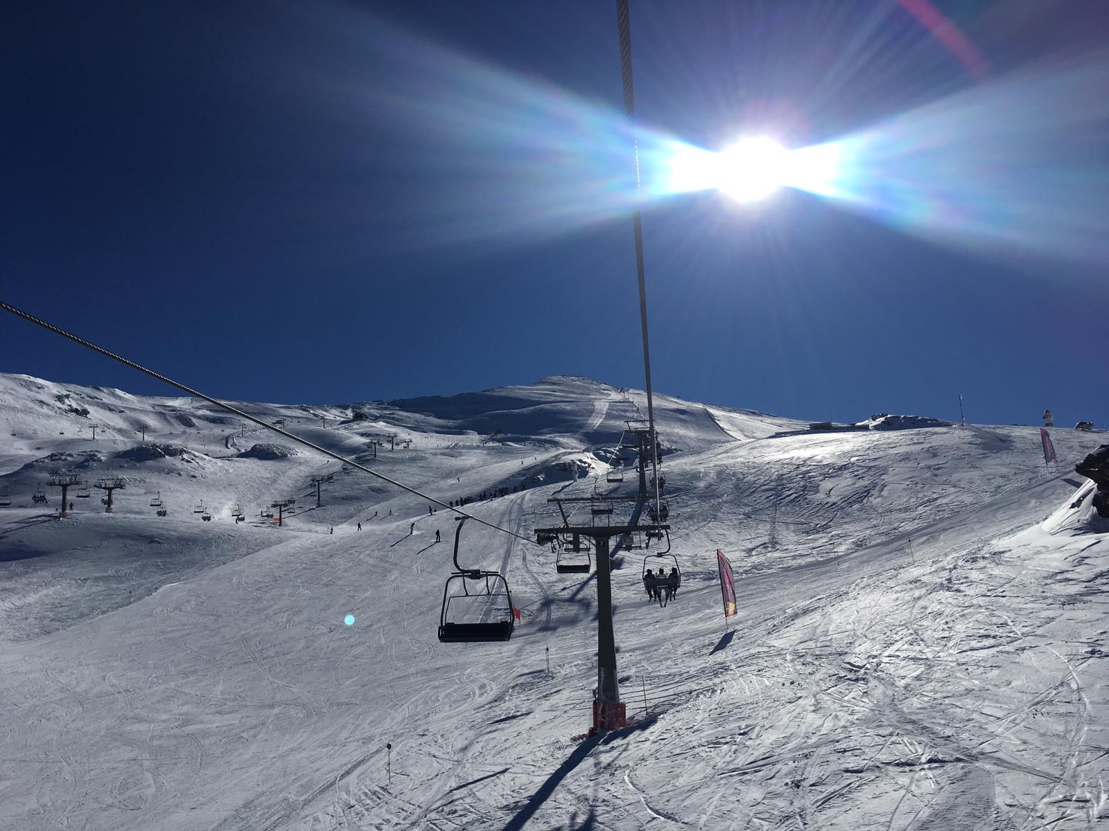 La estación de esquí presenta un aspecto inmejorable, con miles de esquiadores y algunas retenciones en la Hoya de la Mora por la gran afluencia de público.