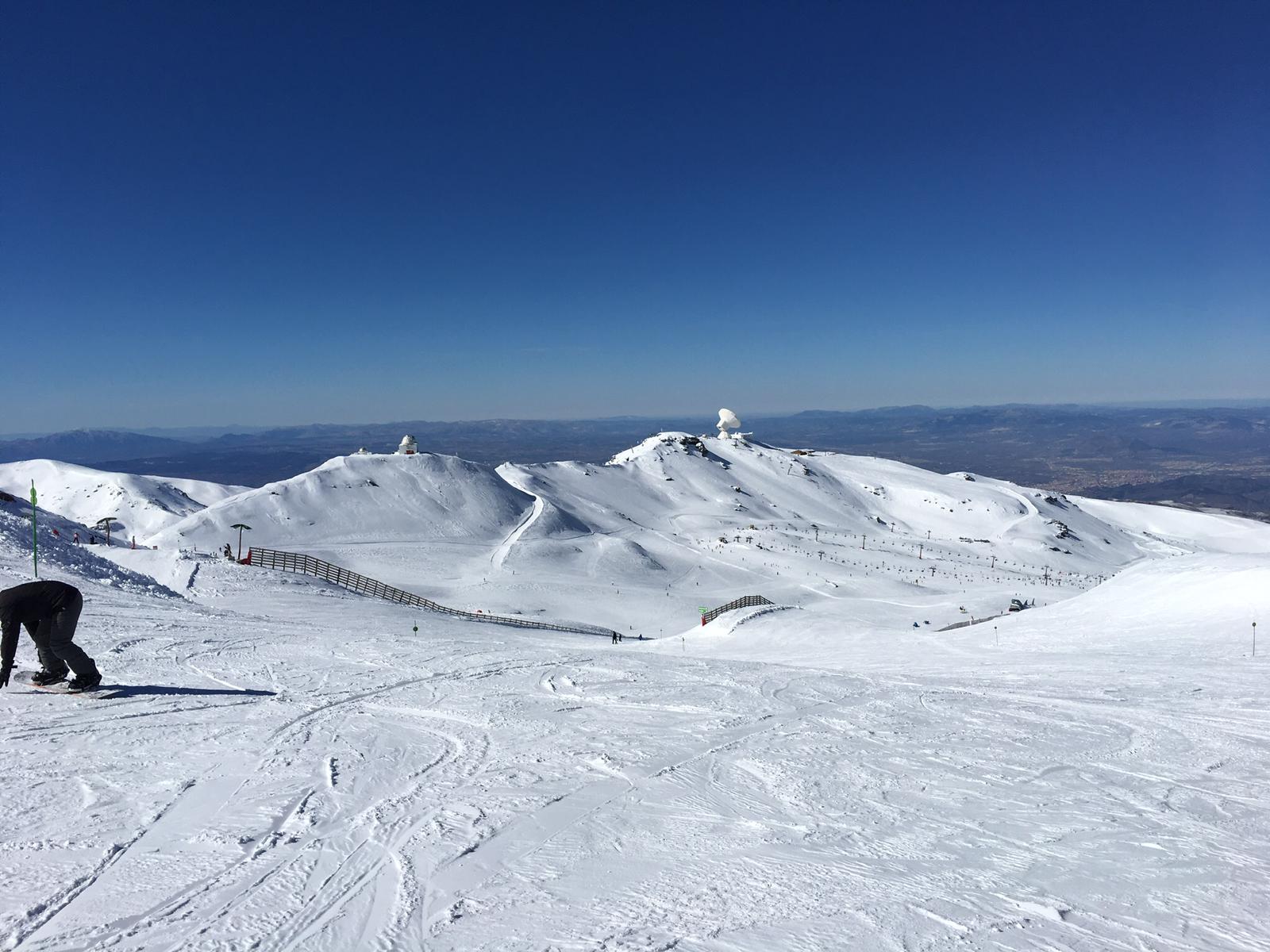 La estación de esquí presenta un aspecto inmejorable, con miles de esquiadores y algunas retenciones en la Hoya de la Mora por la gran afluencia de público.