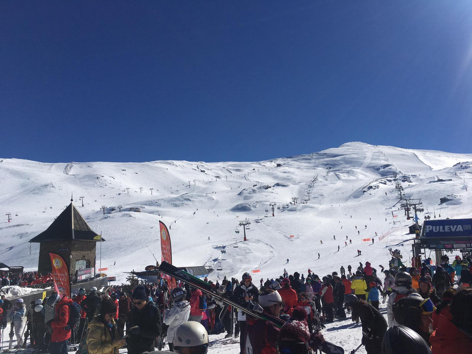 La estación de esquí presenta un aspecto inmejorable, con miles de esquiadores y algunas retenciones en la Hoya de la Mora por la gran afluencia de público.