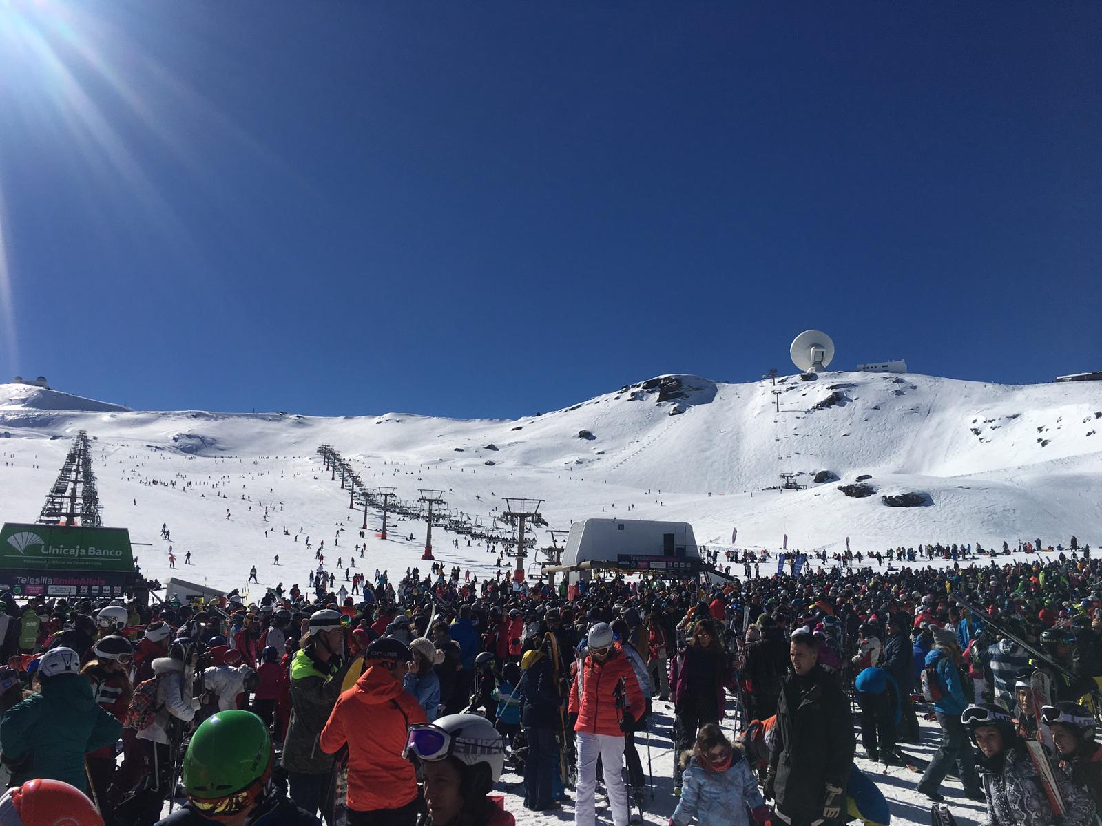 La estación de esquí presenta un aspecto inmejorable, con miles de esquiadores y algunas retenciones en la Hoya de la Mora por la gran afluencia de público.