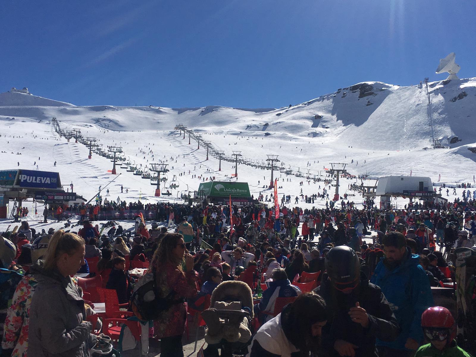 La estación de esquí presenta un aspecto inmejorable, con miles de esquiadores y algunas retenciones en la Hoya de la Mora por la gran afluencia de público.