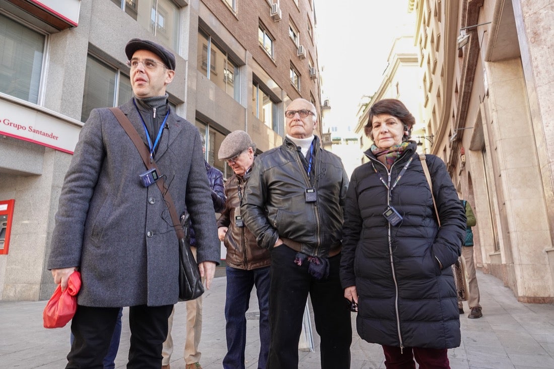 Una ruta organizada por el Centro Artístico congrega a decenas de personas en un paseo por los lugares clave del evento