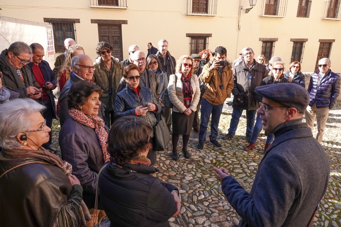 Una ruta organizada por el Centro Artístico congrega a decenas de personas en un paseo por los lugares clave del evento