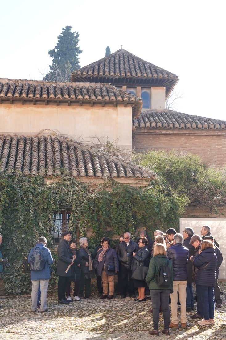 Una ruta organizada por el Centro Artístico congrega a decenas de personas en un paseo por los lugares clave del evento