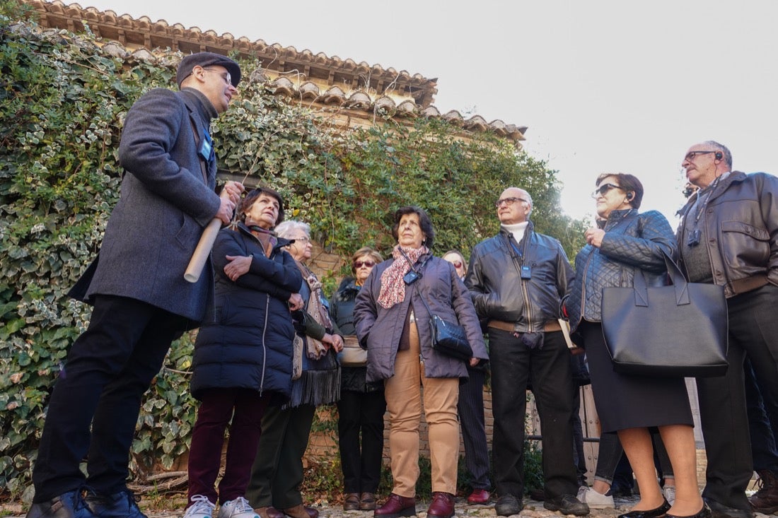 Una ruta organizada por el Centro Artístico congrega a decenas de personas en un paseo por los lugares clave del evento