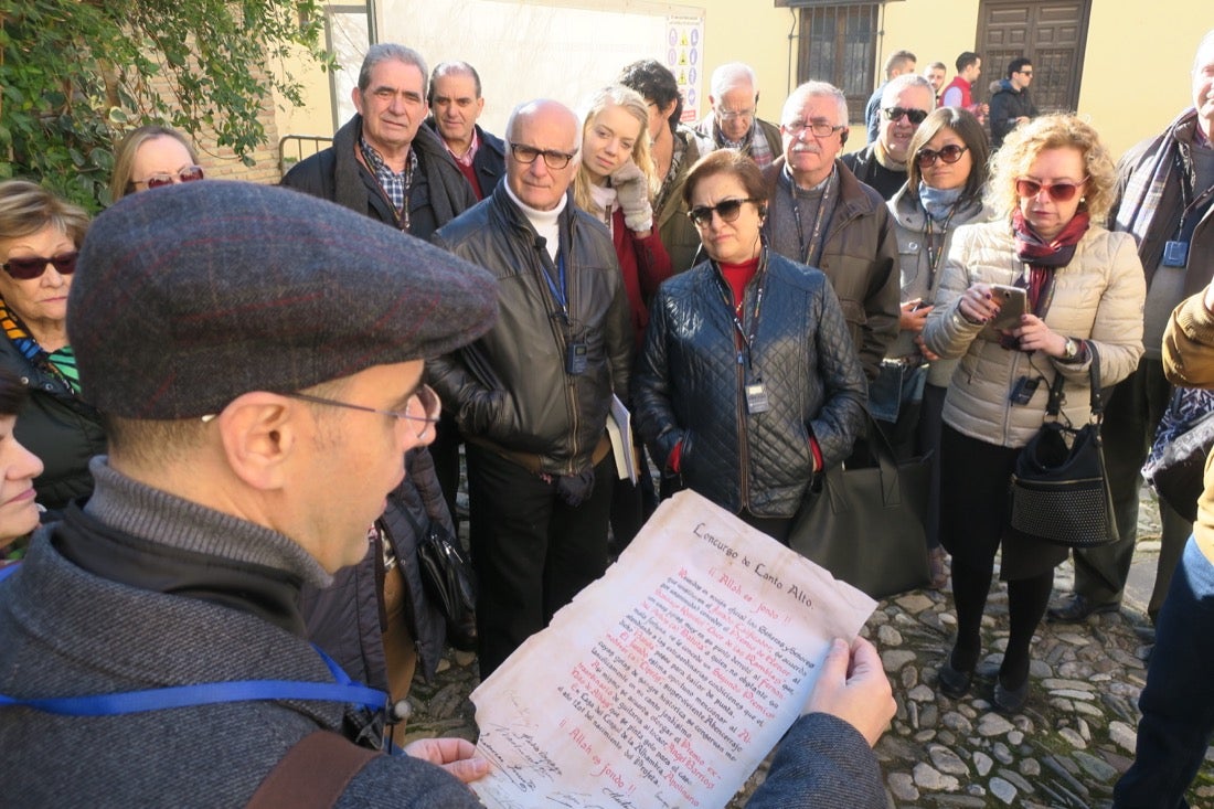 Una ruta organizada por el Centro Artístico congrega a decenas de personas en un paseo por los lugares clave del evento