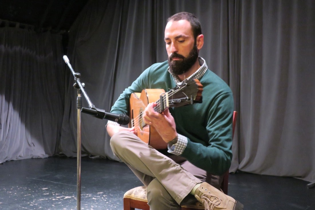 Una ruta organizada por el Centro Artístico congrega a decenas de personas en un paseo por los lugares clave del evento