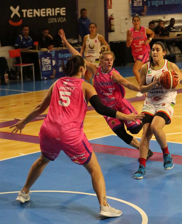 Patri Fernández (d) intenta superar a la defensa canaria.