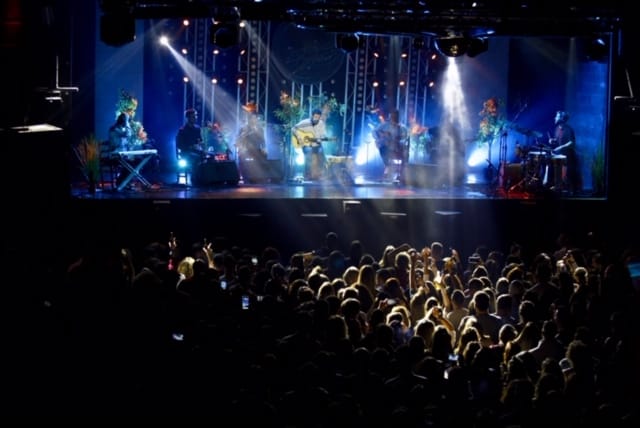 Juanito Makandé presentó su quinto álbum, 'El habitante de la tarde roja'. 