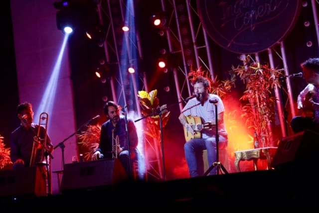 Juanito Makandé presentó su quinto álbum, 'El habitante de la tarde roja'. 