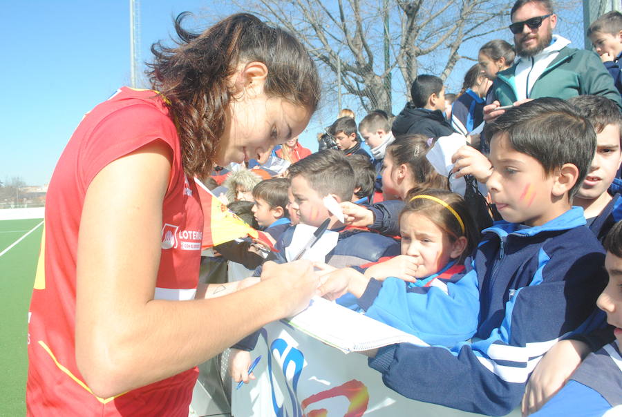 Más de seiscientos escolares disfrutan del deporte femenino de élite gracias a la visita de las selecciones de España e Irlanda