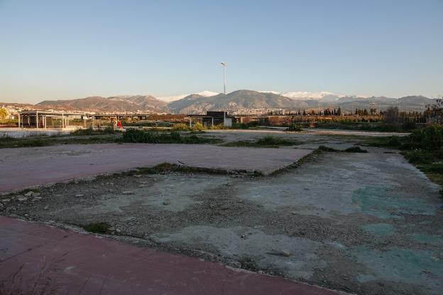 Vista de los terrenos en los que se plantea la construcción de la estación de salida del teleférico a Sierra Nevada.