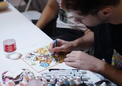 Imagen secundaria 1 - Javier, trabjando en sus figuras y diseños 