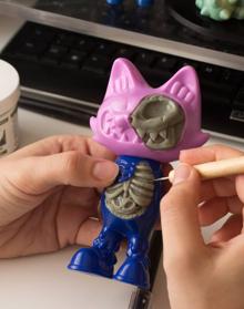 Imagen secundaria 2 - Javier, trabjando en sus figuras y diseños 