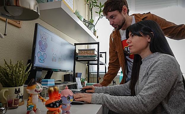 Javier trabaja con Cristina, la escultora de las figuras