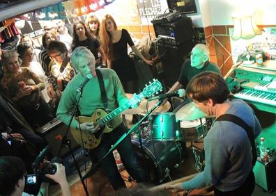 Imagen secundaria 1 - Paul Weller durante su estancia reciente en Granada para tocar en el cumpleaños de su amigo en la tienda de discos Bora Bora.