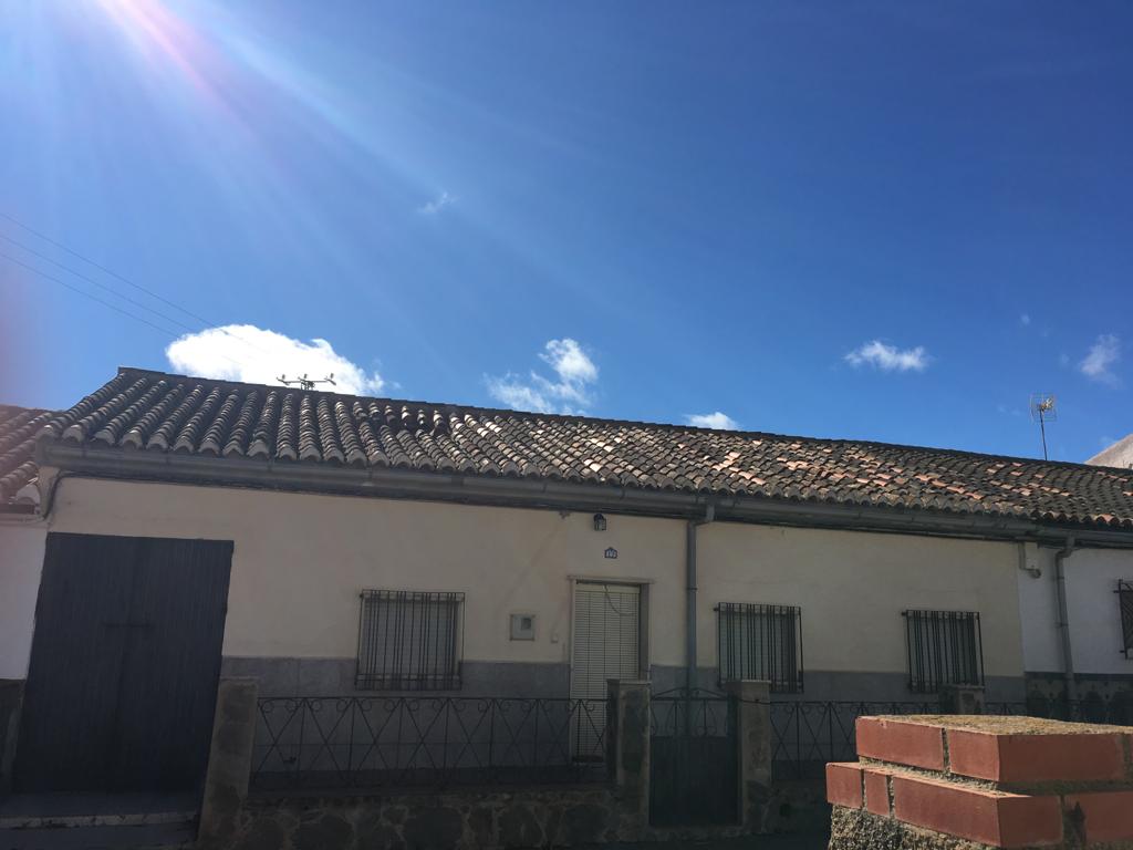 Vecinos de Cogollos de Guadix aseguran que el pasado domingo cayeron tres misteriosos objetos desde el cielo. Tres luces surcaron el cielo por la tarde. Uno de ellos impactó contra el tejado de una vivienda deshabitada, según aseguran quienens vieron los supuestos meteoritos.