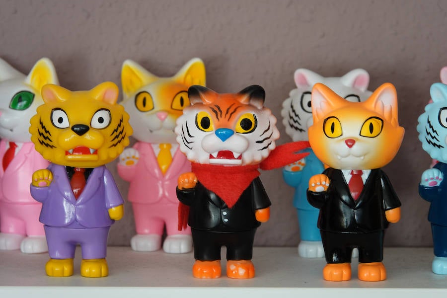 Visitamos el taller de Javier Jiménez, en pleno corazón del Zaidín granadino, para ver cómo trabaja. Y, de paso, echamos un vistazo a algunos de sus juguetes.  Puedes leer toda su historia aquí