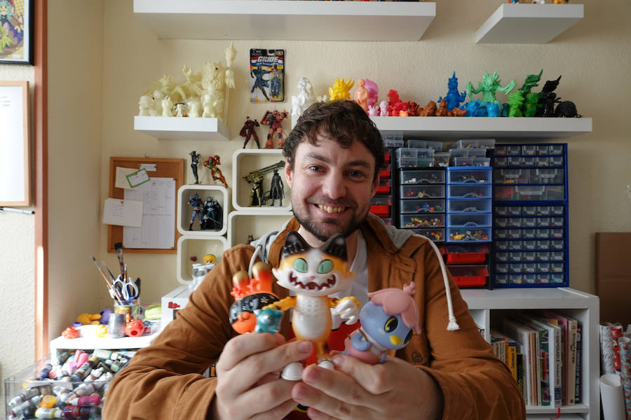 Visitamos el taller de Javier Jiménez, en pleno corazón del Zaidín granadino, para ver cómo trabaja. Y, de paso, echamos un vistazo a algunos de sus juguetes.  Puedes leer toda su historia aquí