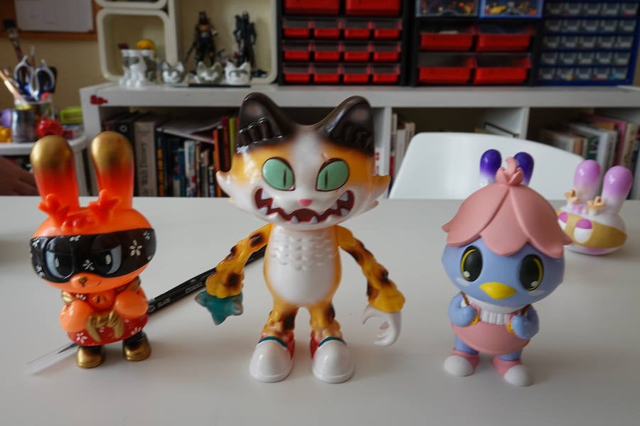 Visitamos el taller de Javier Jiménez, en pleno corazón del Zaidín granadino, para ver cómo trabaja. Y, de paso, echamos un vistazo a algunos de sus juguetes.  Puedes leer toda su historia aquí