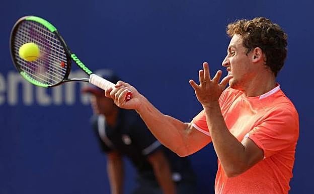 Carballés devuelve una pelota.