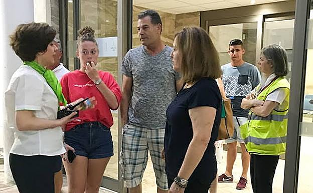 Personal de AENA atiende a los usuarios en el aeropuerto de Granada. 