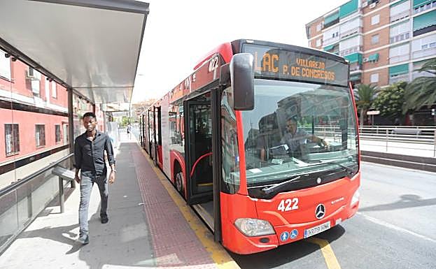 Un autobús granadino en una de las paradas de la ciudad