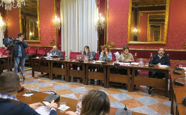 Una discusión con De Haro (primero por la izquierda), y Marta Gutiérrez (segunda, con una silla de por medio), ambos concejales de Vamos Granada, retrasó el inicio de la Comisión.