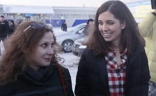 Maria Aliójina y Nadezhda Tolokonnikova (d), integrantes del grupo de punk Pussy Riot. 