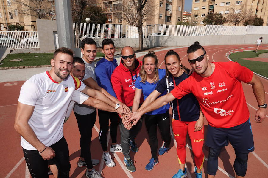 Los atletas granadinos y sus preparadores hacen piña sobre el tartán.